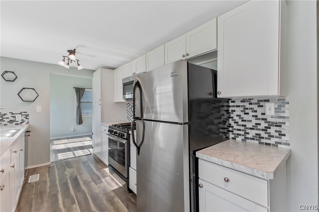 125 Circle Road Salina, NY 13212 - Photo 11 of 39 Lovely modern kitchen with plenty of cupboard space.
