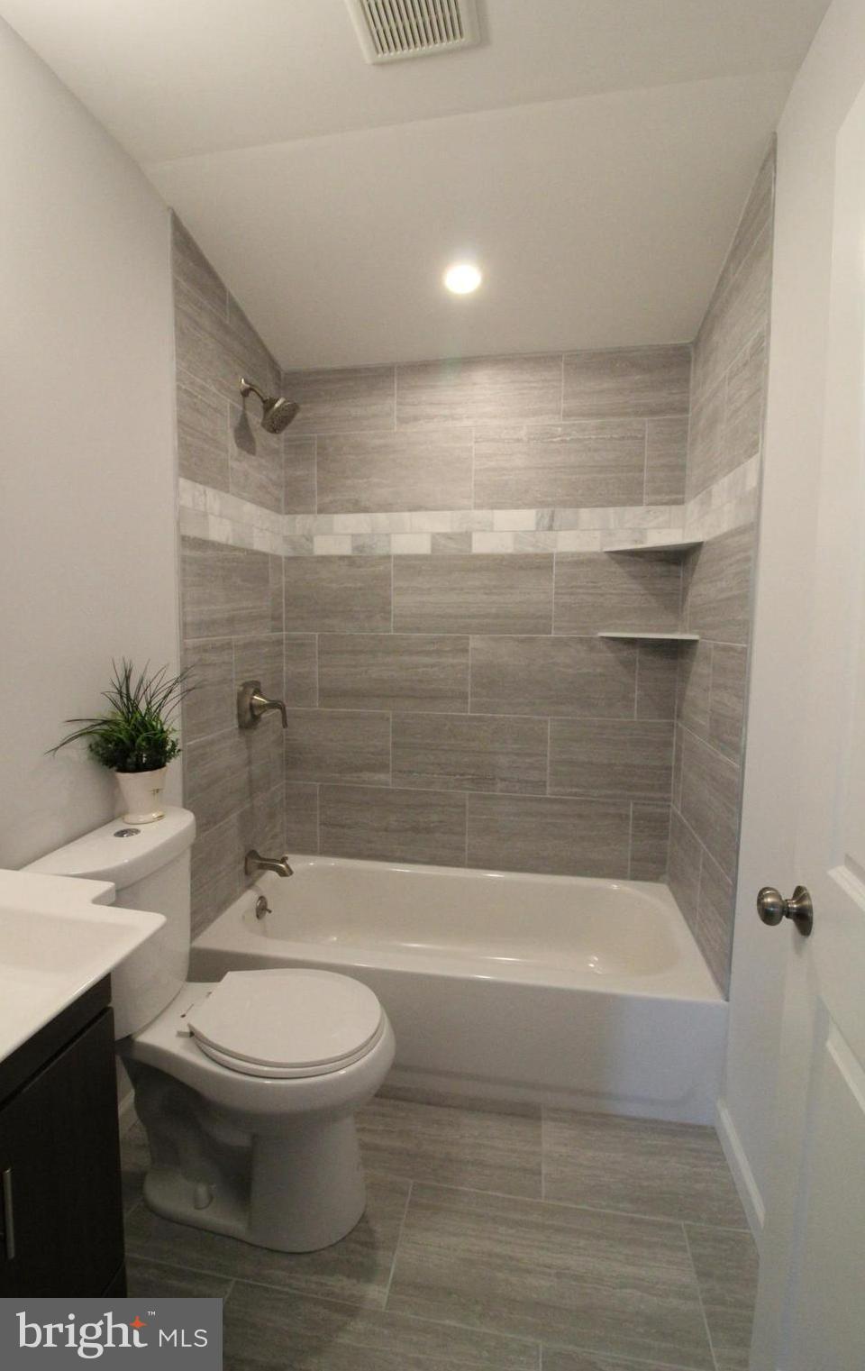 1920 Jasmine Road Baltimore, MD 21222 - Photo 14 of 40 Custom Tile Tub/Shower with overhead light