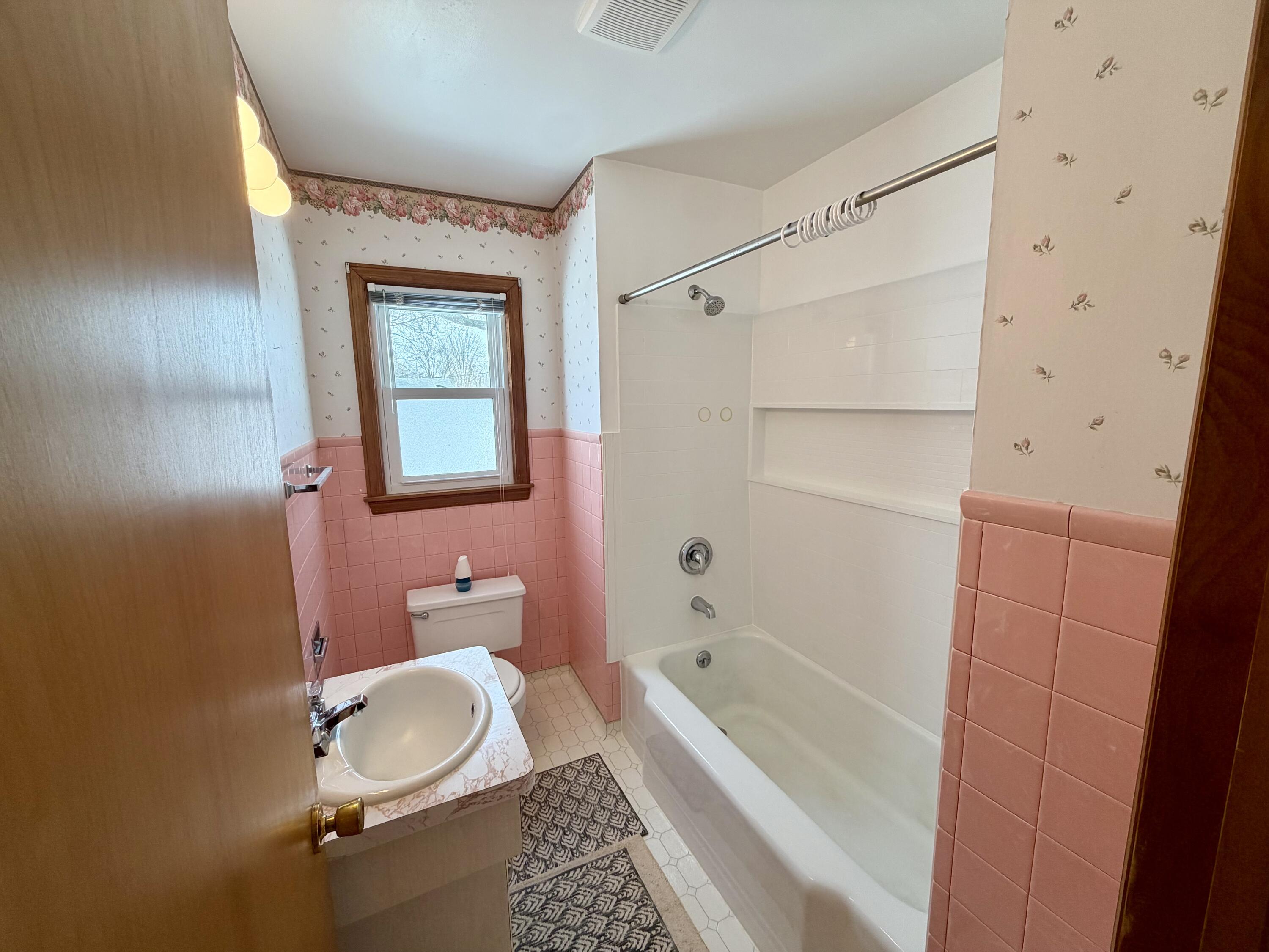 3450 3rd Avenue Racine, WI 53402 - Photo 13 of 28 Bathroom