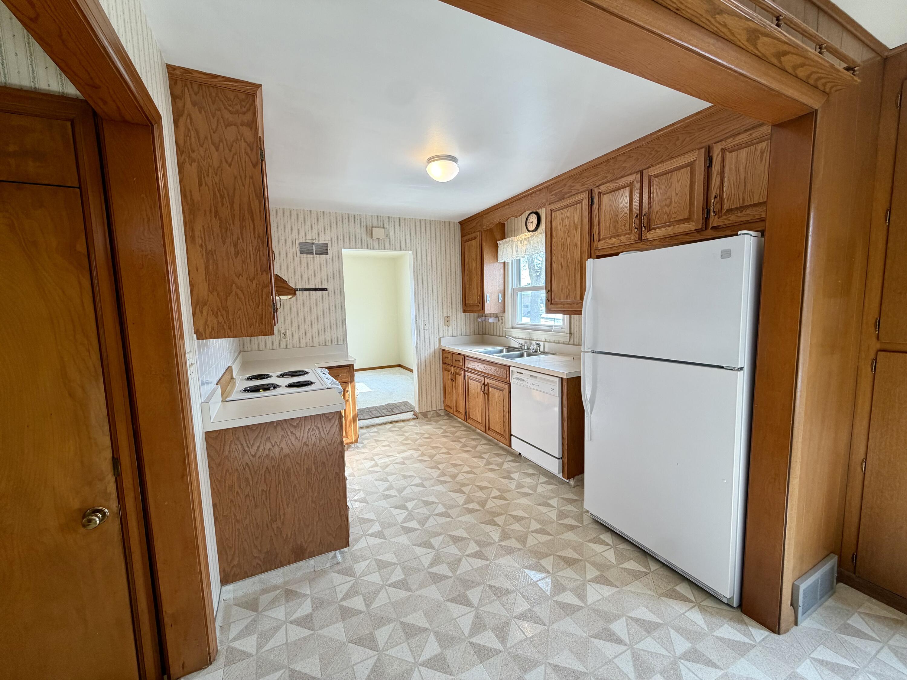3450 3rd Avenue Racine, WI 53402 - Photo 8 of 28 Kitchen