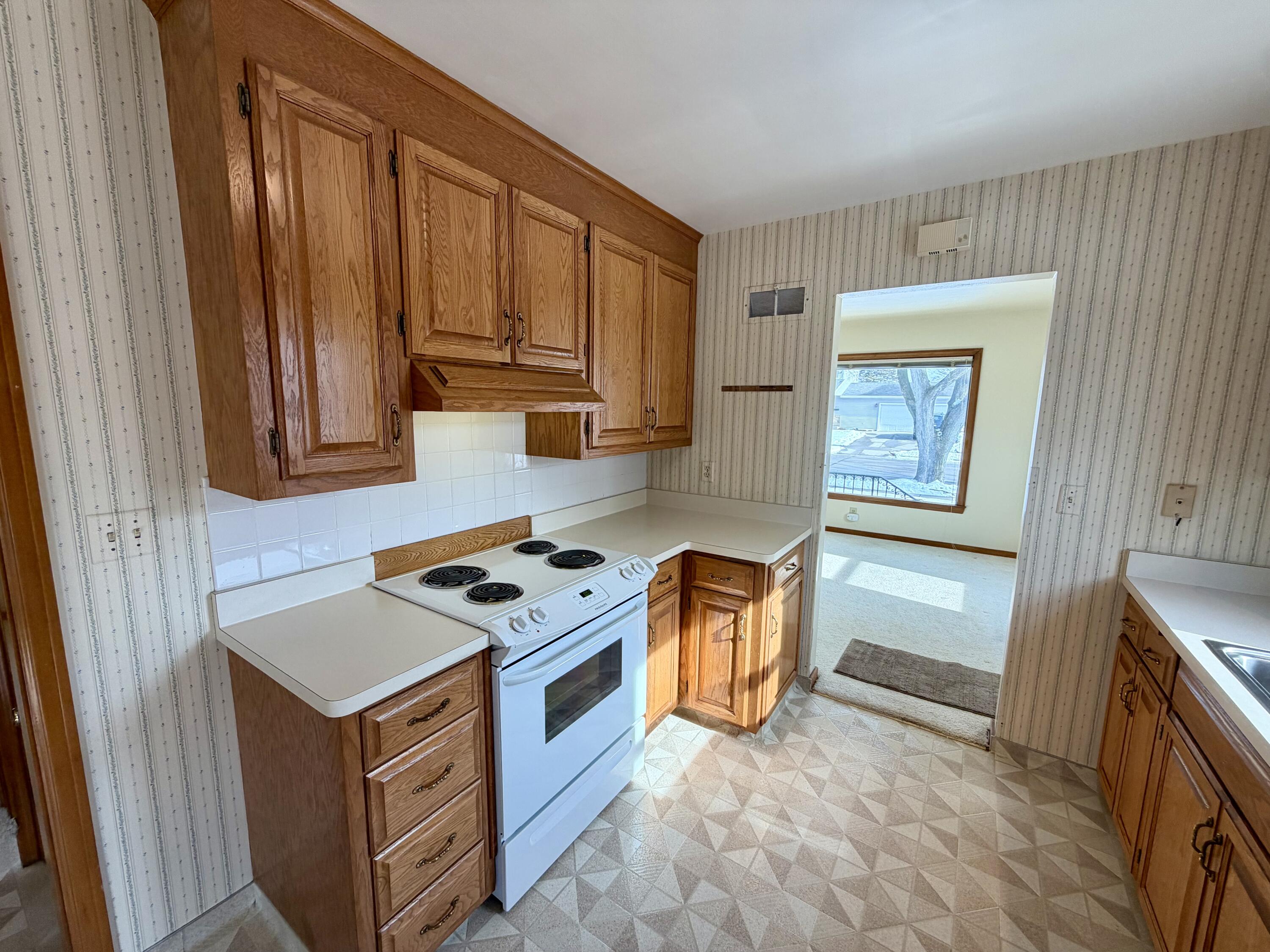 3450 3rd Avenue Racine, WI 53402 - Photo 10 of 28 Kitchen