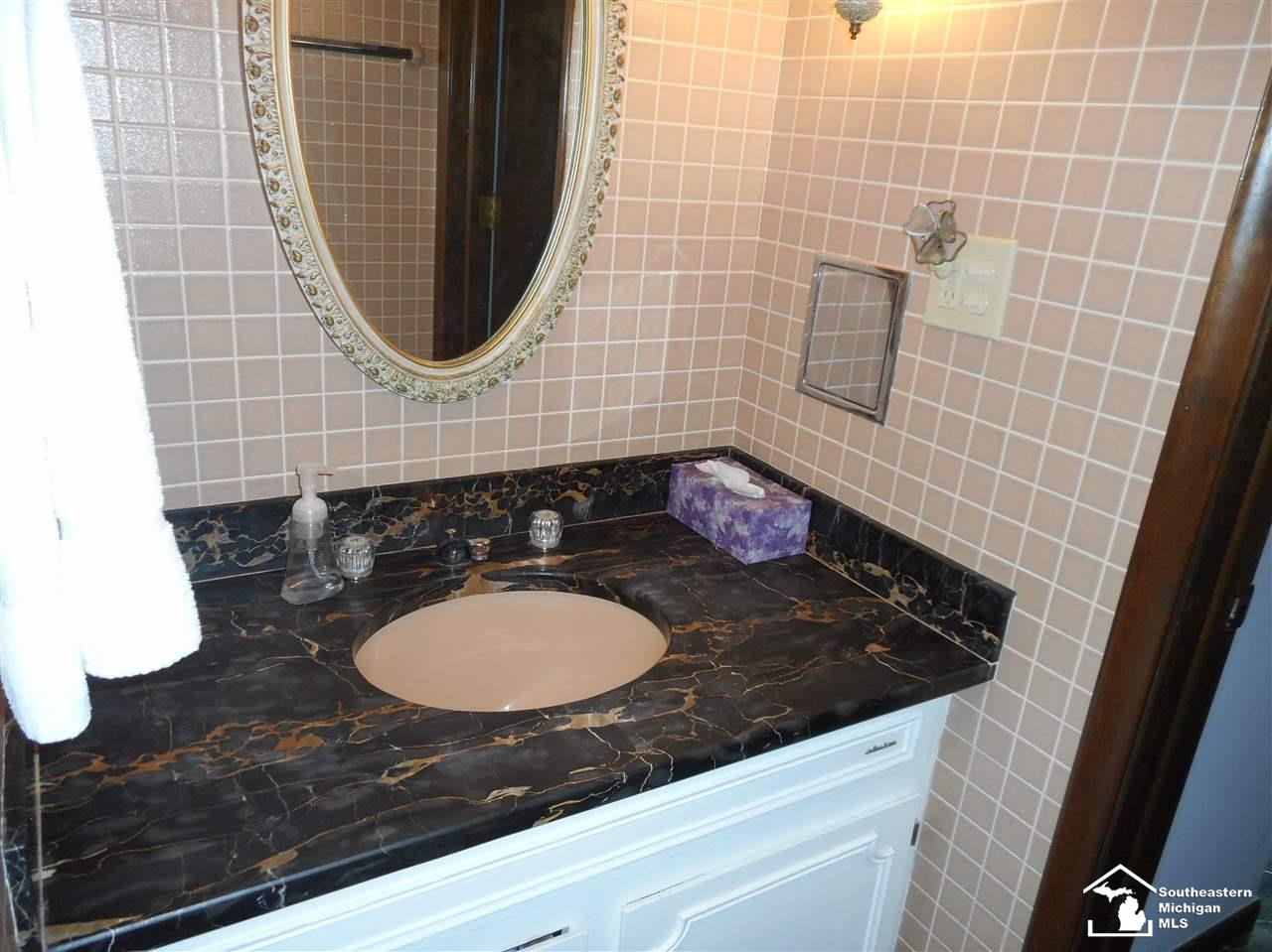 26855 Pennsylvania Road Romulus, MI 48174 - Photo 19 of 35 31317264-18.JPG