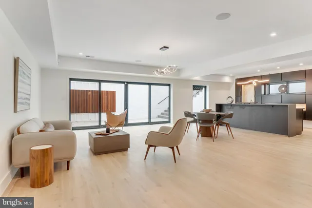 $6,000,000 | 7816 Georgetown Pike, McLean, VA 22102