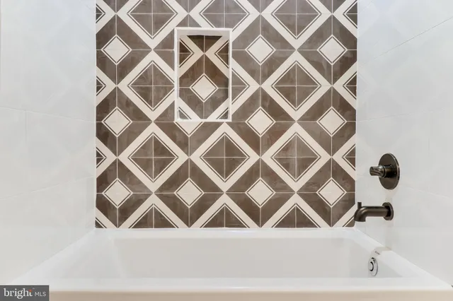 $6,000,000 | 7816 Georgetown Pike, McLean, VA 22102