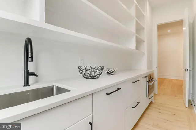 $6,000,000 | 7816 Georgetown Pike, McLean, VA 22102