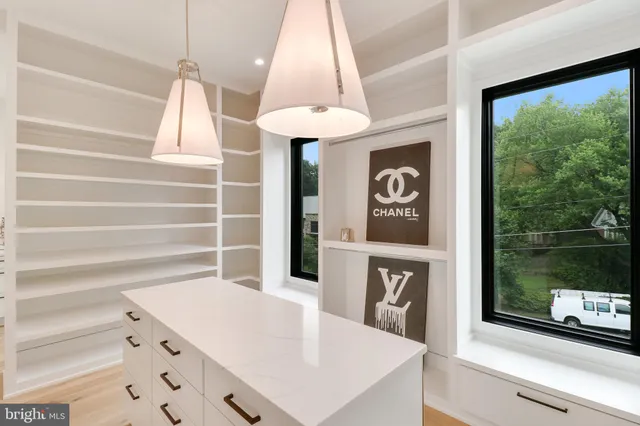 an empty room with windows and pillars in it