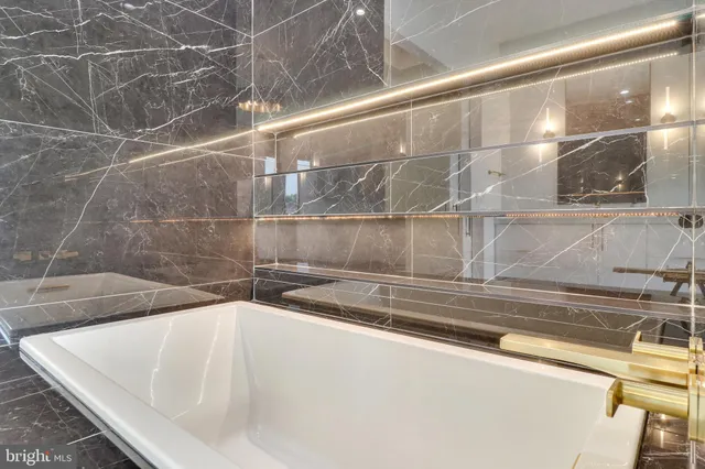 $6,000,000 | 7816 Georgetown Pike, McLean, VA 22102