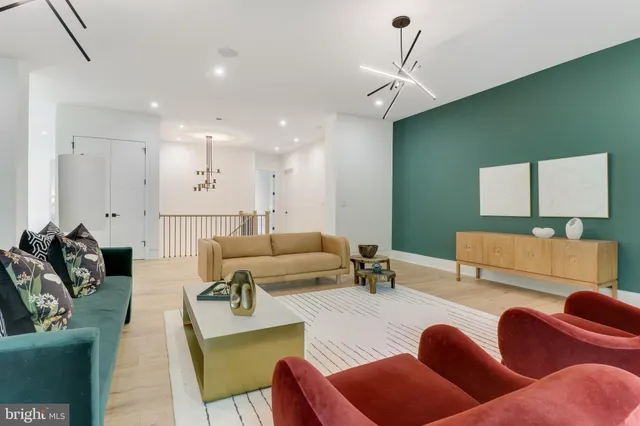 $6,000,000 | 7816 Georgetown Pike, McLean, VA 22102