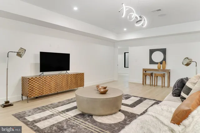 $6,000,000 | 7816 Georgetown Pike, McLean, VA 22102