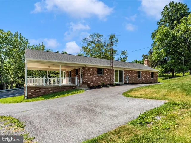a view of a yard with an empty space