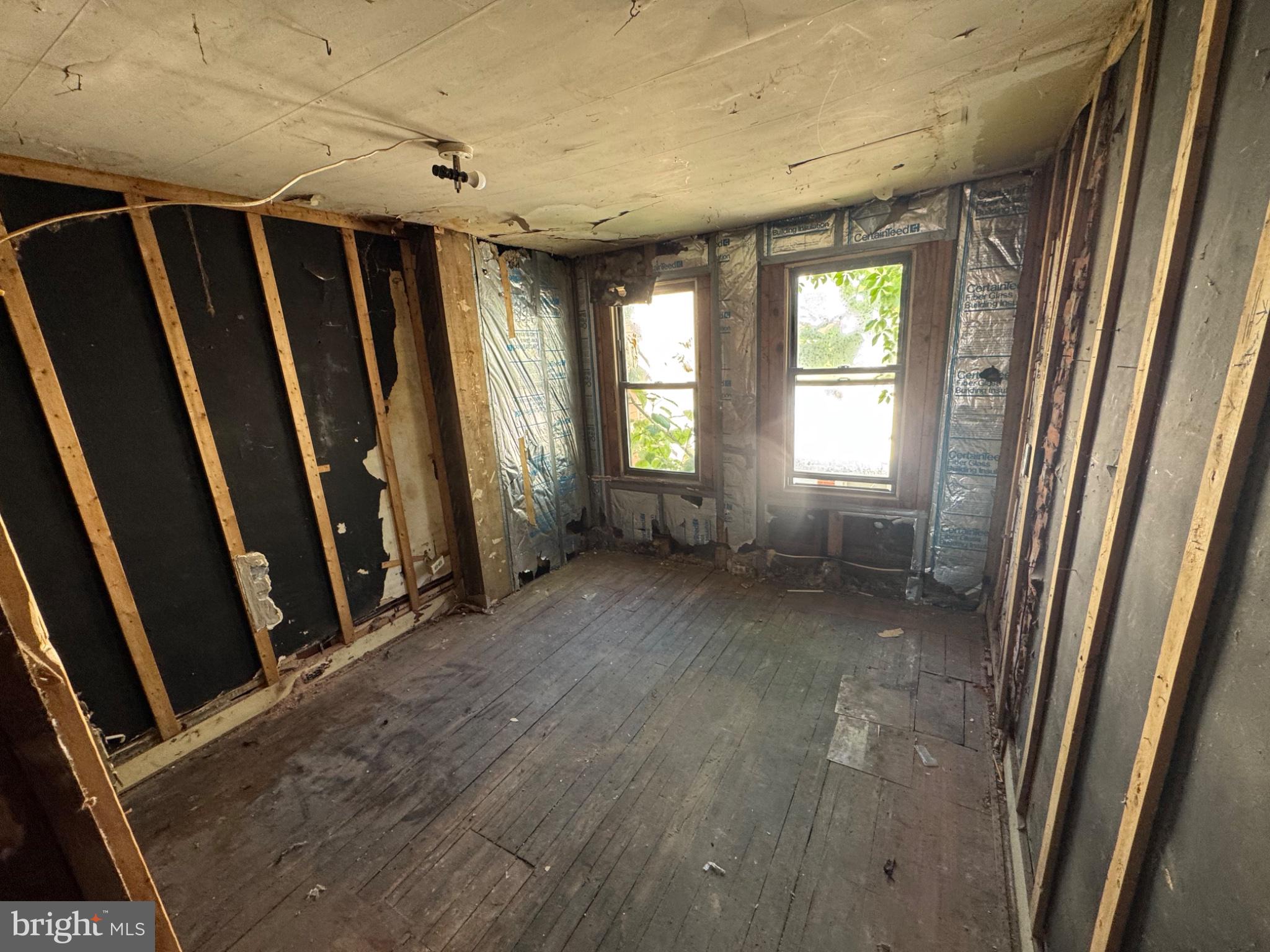 3119 Rorer Street Philadelphia, PA 19134 - Photo 3 of 10 Renovation-ready space with potential.