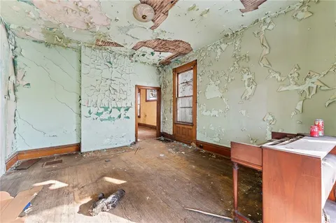 a view of a livingroom with bathroom