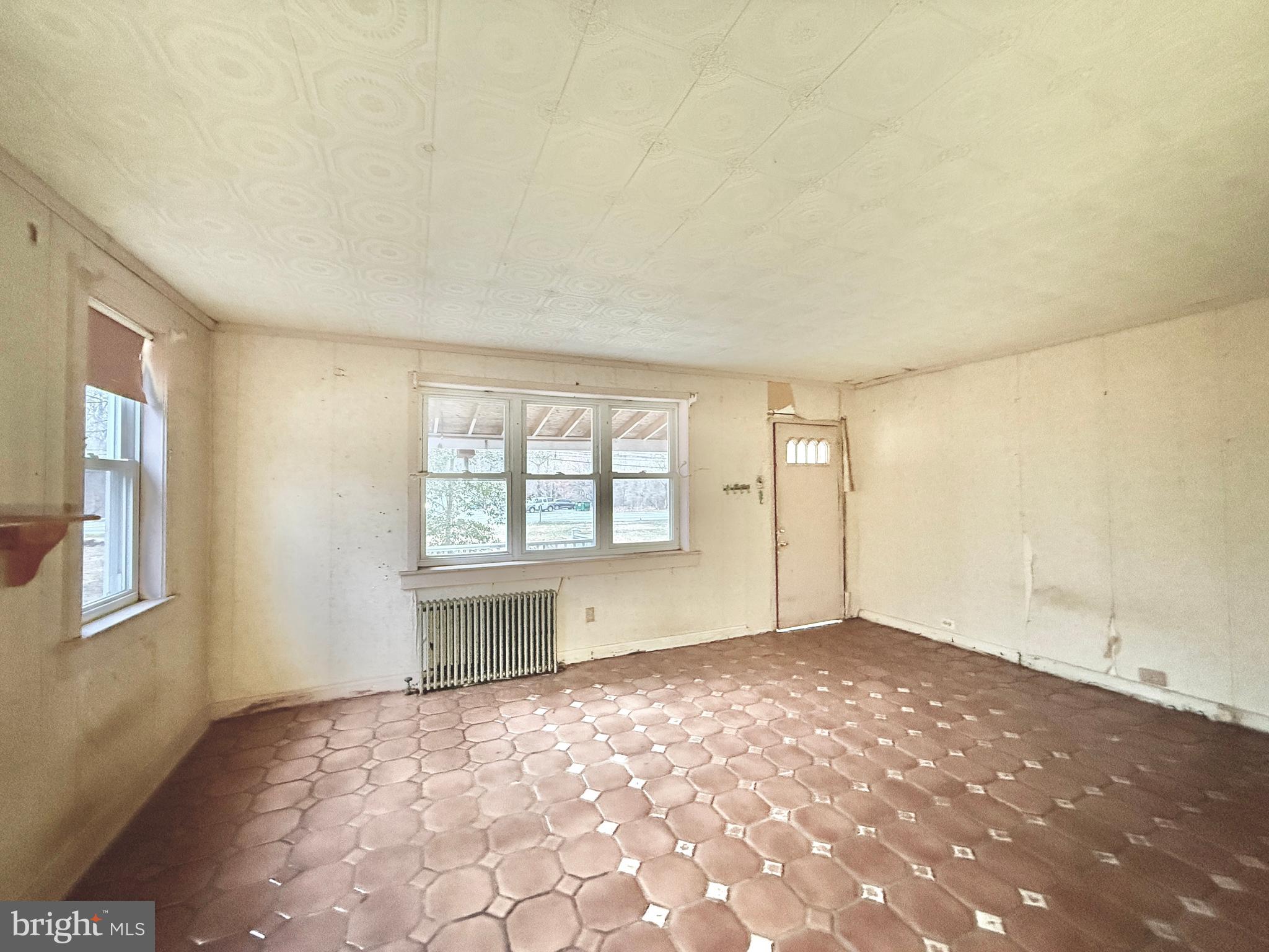 830 North Tuckahoe Road Williamstown, NJ 08094 - Photo 11 of 28 an empty room with windows