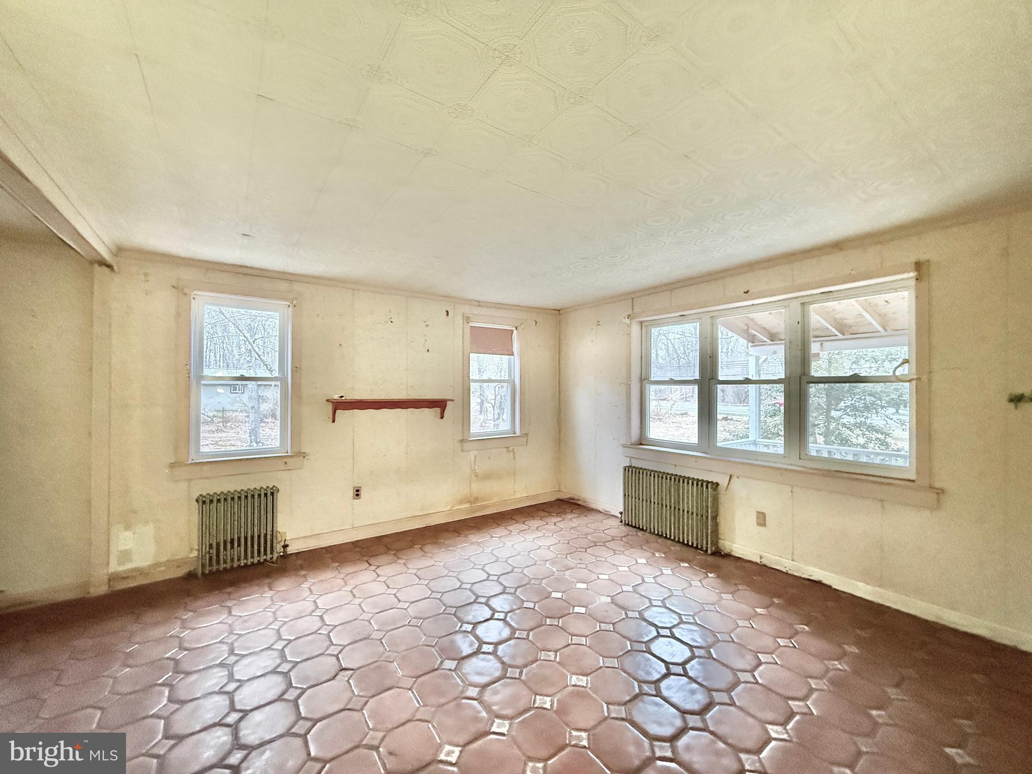 830 North Tuckahoe Road Williamstown, NJ 08094 - Photo 10 of 28 an empty room with windows