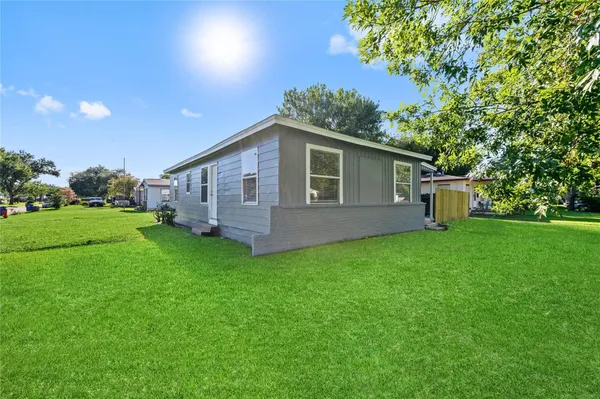 a view of a house with backyard and garden