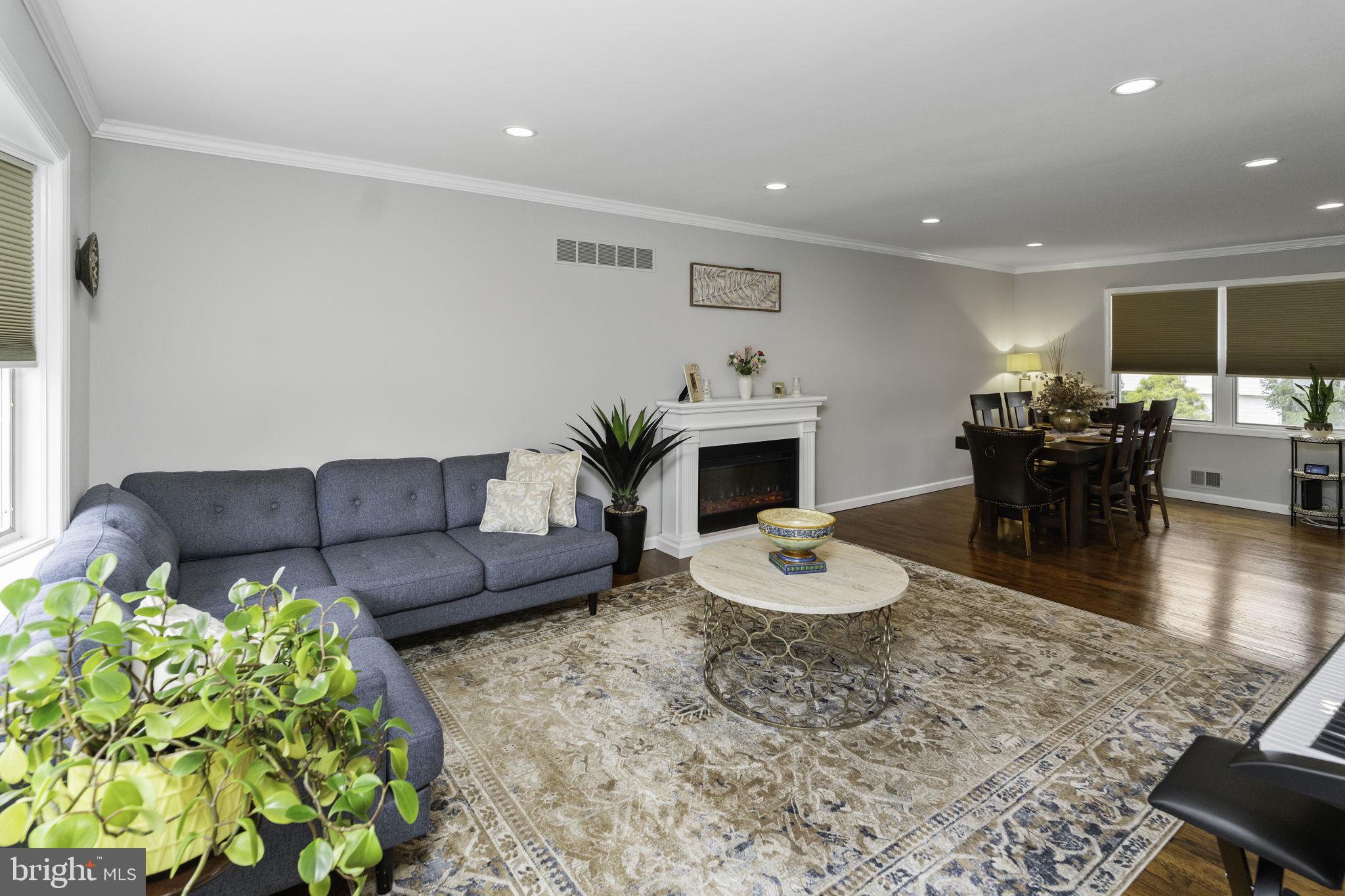 31 Wolfpack Road Hamilton, NJ 08619 - Photo 5 of 36 a living room with furniture and a wooden floor
