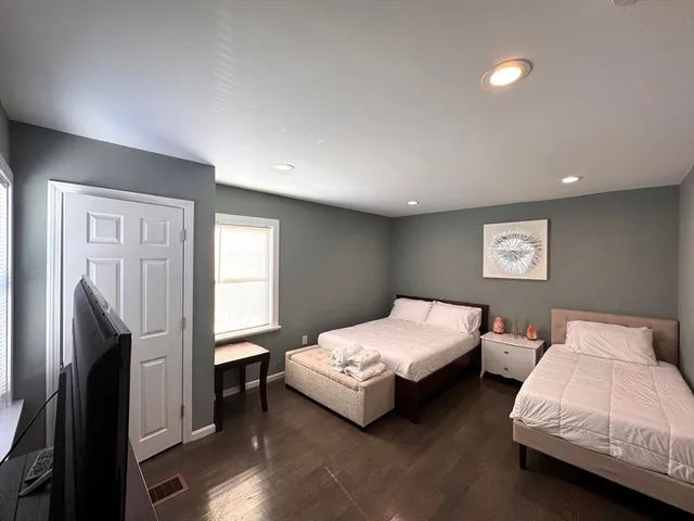 $3,300 | 60 Cedar Street, Unit B, Waltham, MA 02453