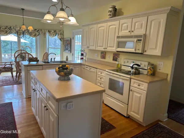 $650,000 | 5 Avalon Way, Guilderland, NY 12009