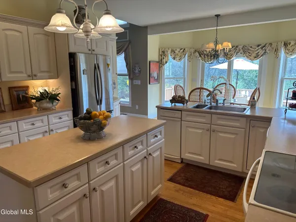 $650,000 | 5 Avalon Way, Guilderland, NY 12009