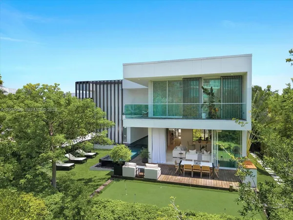 $5,750,000 | 810 West 47th Court, Miami Beach, FL 33140