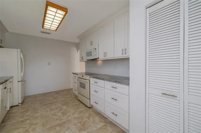 an empty room with windows and a ceiling fan