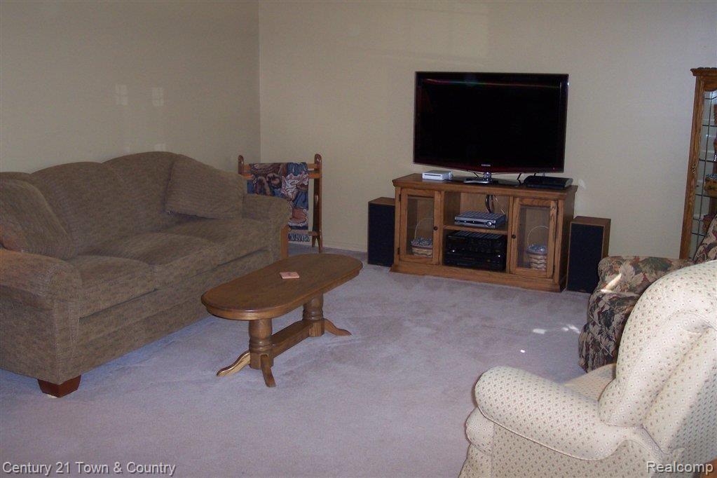 436 South Baldwin Road Oxford, MI 48371 - Photo 19 of 24 19-Large Living Room.JPG