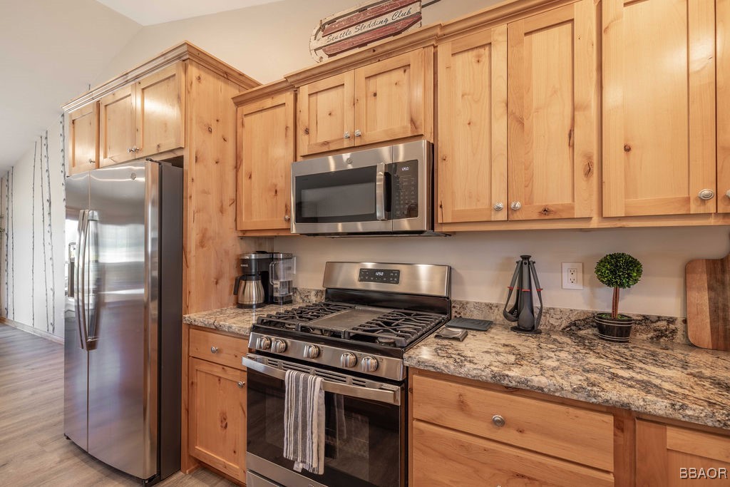 848 E Lane Big Bear City, CA 92314 - Photo 9 of 35