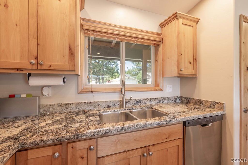 848 E Lane Big Bear City, CA 92314 - Photo 10 of 35