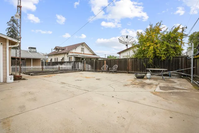 a view of a house with basketball court