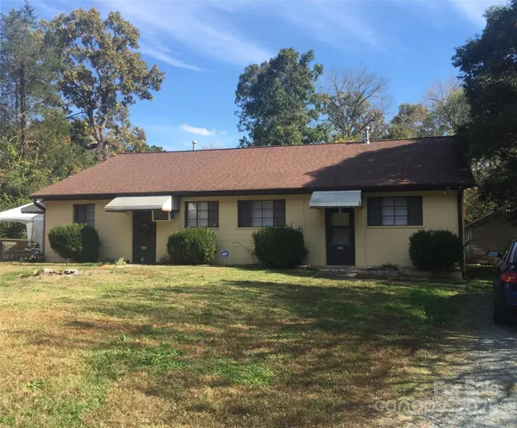 a view of a house with a yard