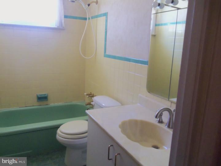 1008 Creswood Road Philadelphia, PA 19115 - Photo 14 of 16 Bathroom