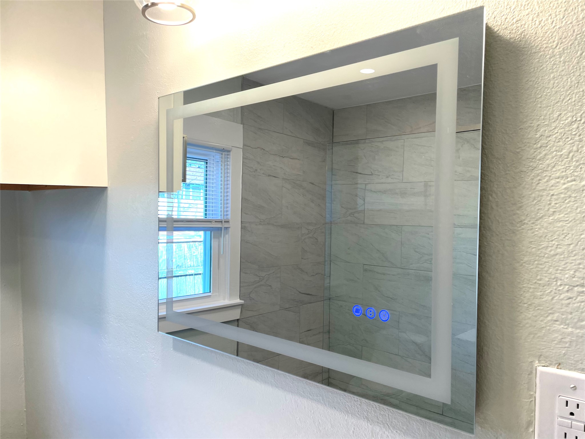 807 East Riverside Drive, Unit A Austin, TX 78704 - Photo 19 of 29 Full bathroom with a textured wall