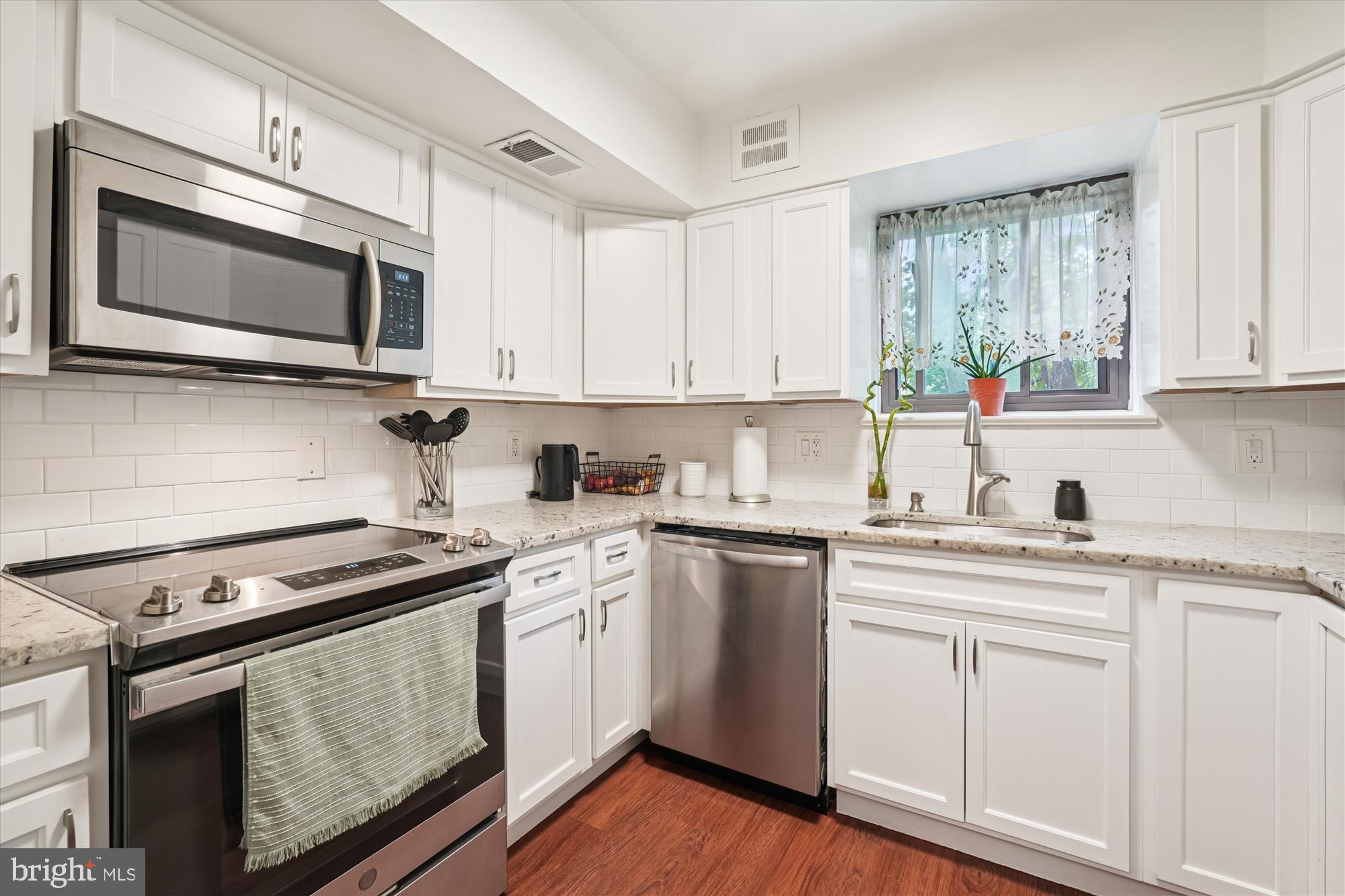 17800 Buehler Road, Unit 3 Olney, MD 20832 - Photo 7 of 28 Beautifully Remodeled Kitchen (2020)