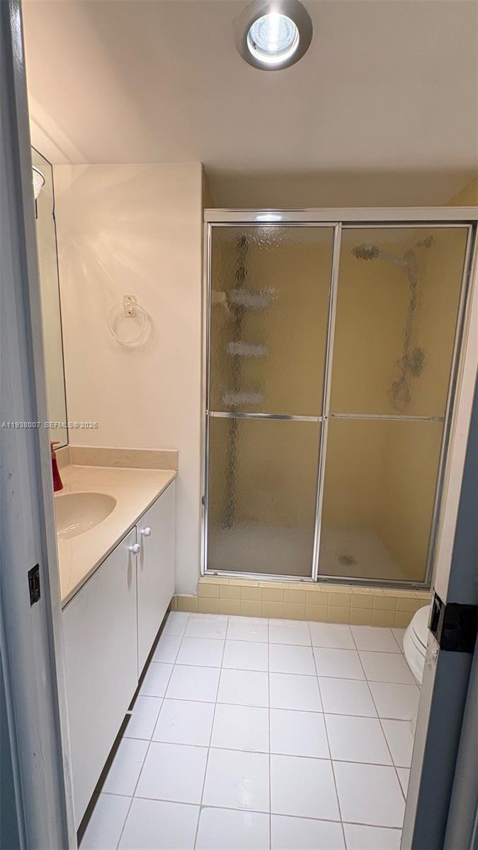 6300 Northwest 2nd Avenue, Unit 403 Boca Raton, FL 33487 - Photo 17 of 20 a bathroom with a bathtub