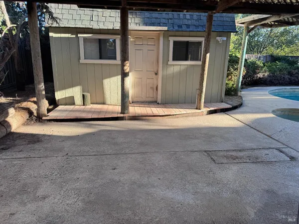 a view of a house with backyard and windows