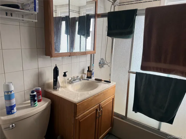 $2,200 | 231 Jefferson Avenue, Unit 2, Mineola, NY 11501