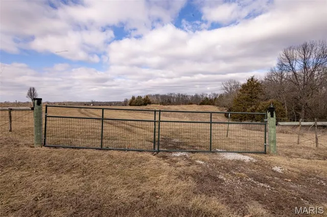 $380,000 | 42046 Indiana Lane, Perry, MO 63462