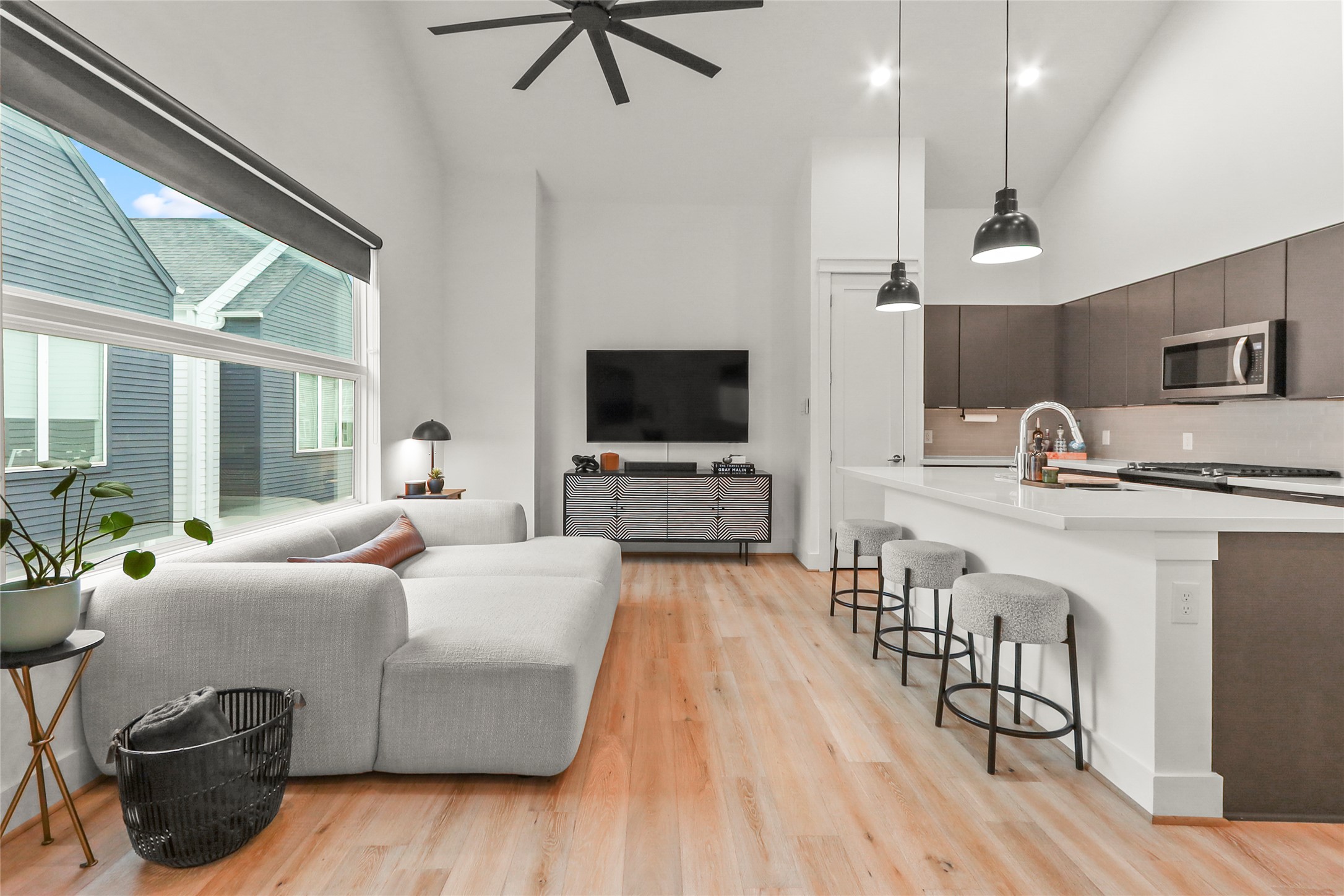 1141 West 17th Street, Unit A Houston, TX 77008 - Photo 3 of 18 Open concept living room, kitchen, and dining