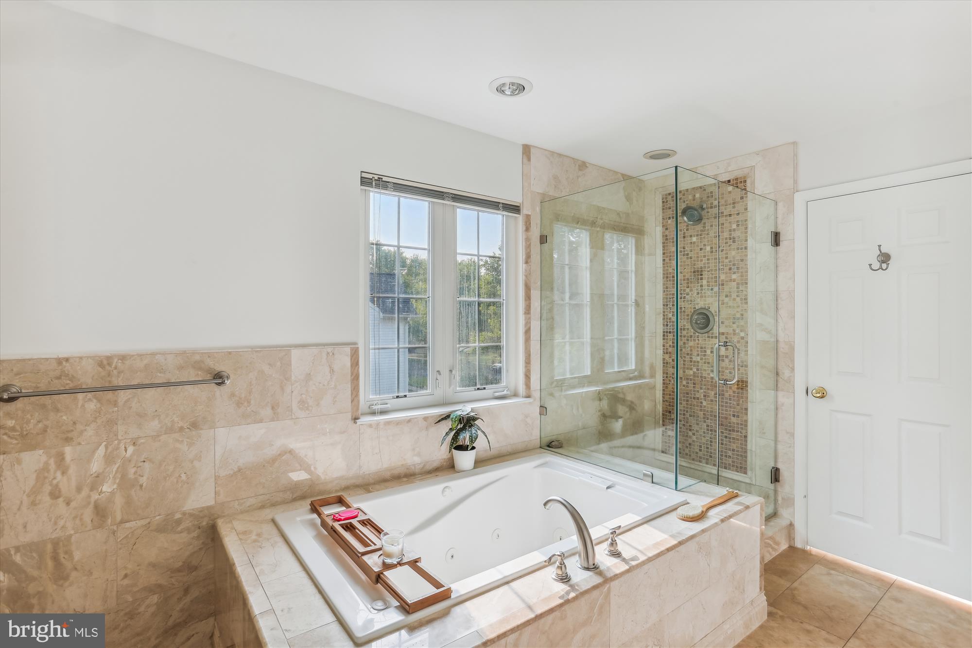 18617 Olney Mill Road Olney, MD 20832 - Photo 23 of 64 Jacuzzi Soaking tub