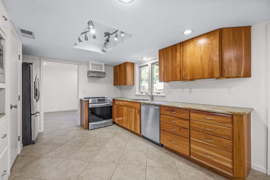 1508 Ben Crenshaw Way Austin, TX 78746 - Photo 10 of 40 a spacious bathroom with a sink and a mirror