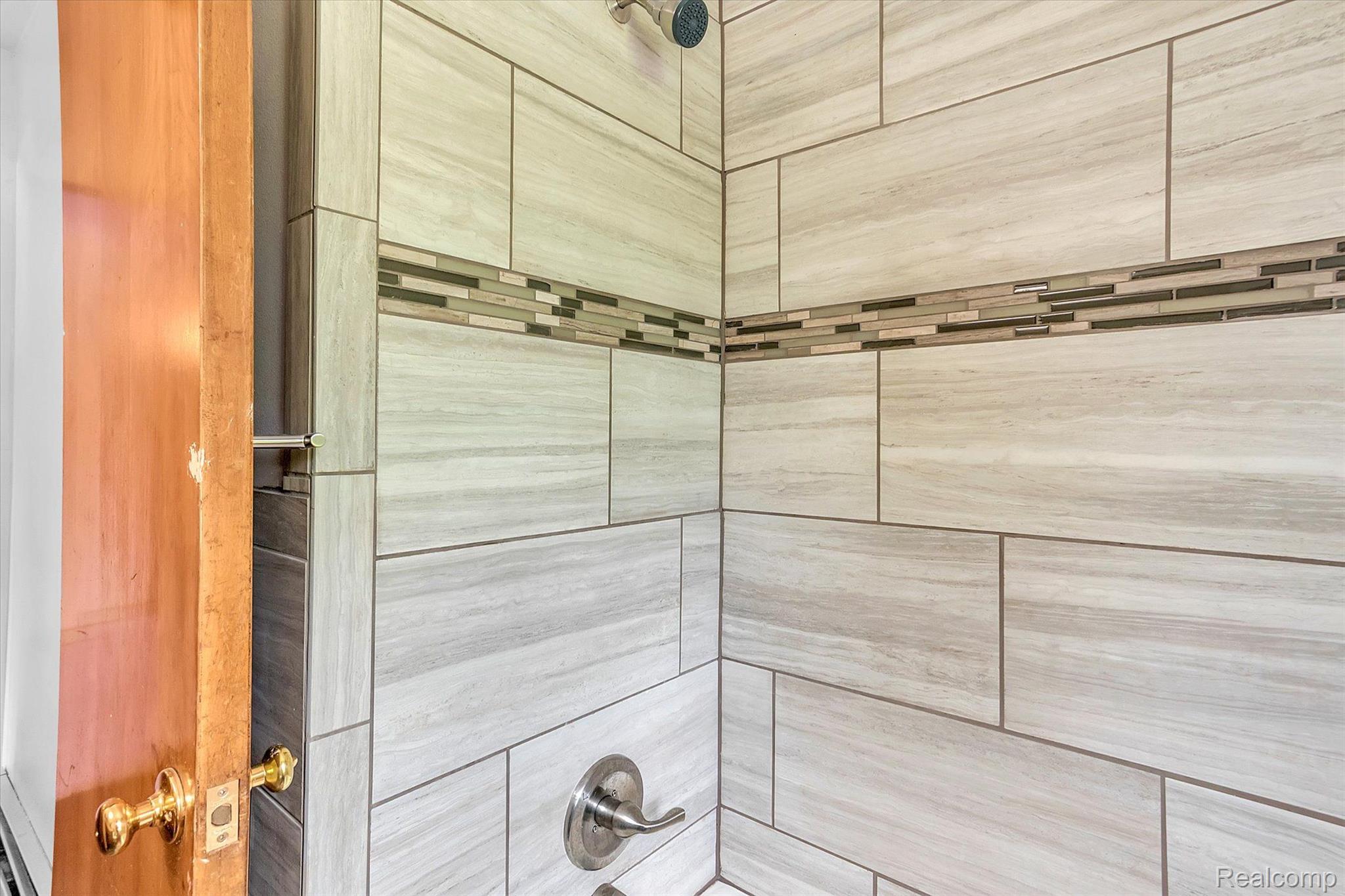 9055 Morton Taylor Road Belleville, MI 48111 - Photo 42 of 55 HALL FULL BATHROOM