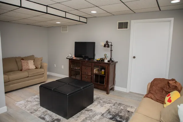 $575,000 | 10 Ironwood Lane, West Hartford, CT 06117