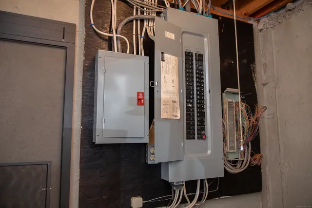 $575,000 | 10 Ironwood Lane, West Hartford, CT 06117