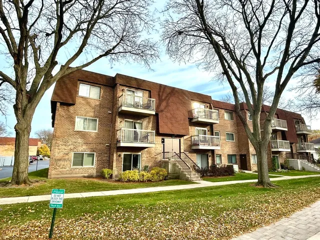 $179,000 | 709 West Central Road, Unit C5, Mount Prospect, IL 60056