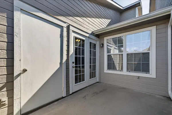 a view of an entryway of the house