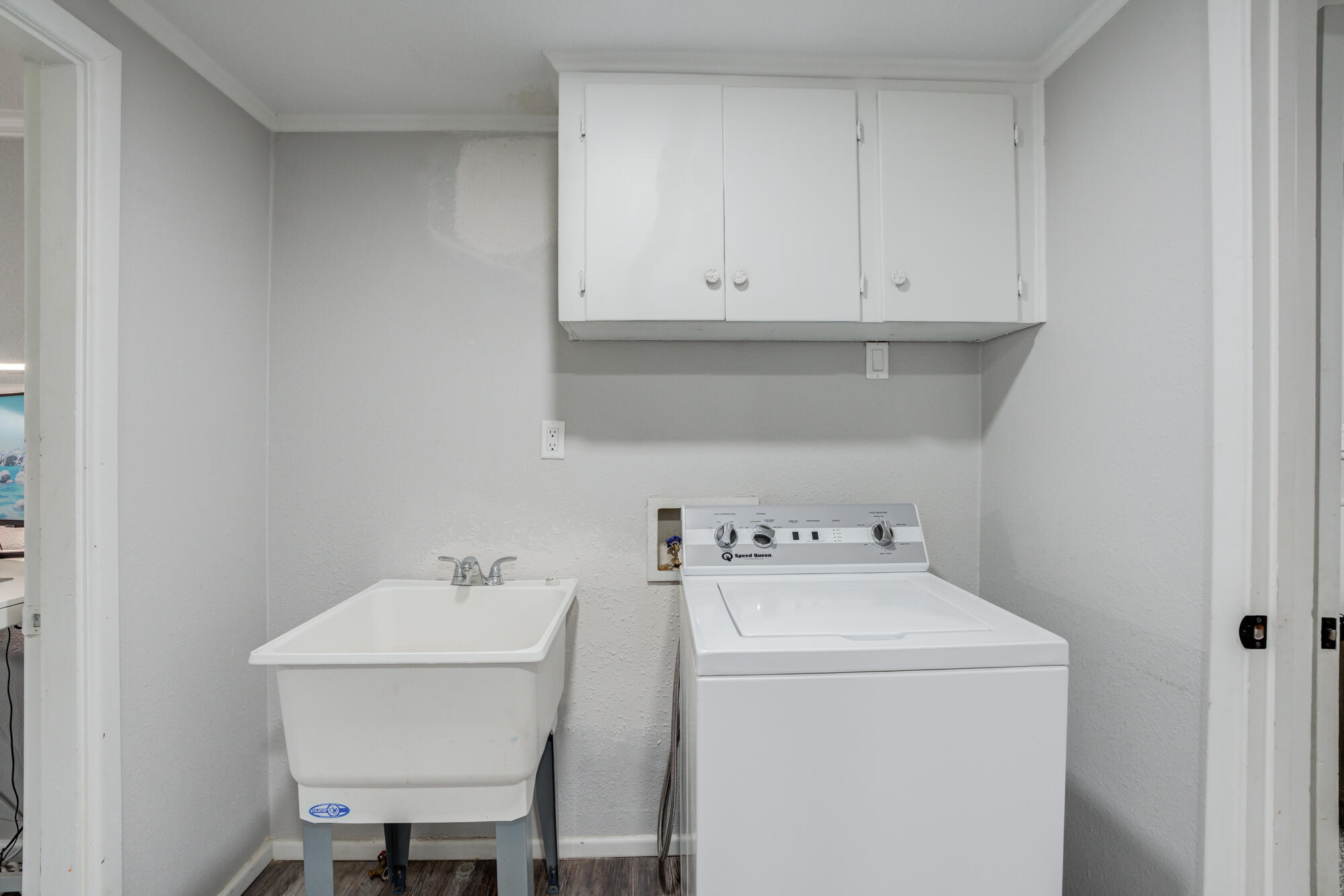 811 Borger Plainview, TX 79072 - Photo 30 of 32 811-Borger_Plainview-TX_19_Laundry-Room