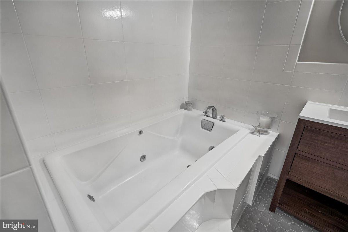 817 4th Street Northeast Washington, DC 20002 - Photo 24 of 40 a bathroom with a bathtub