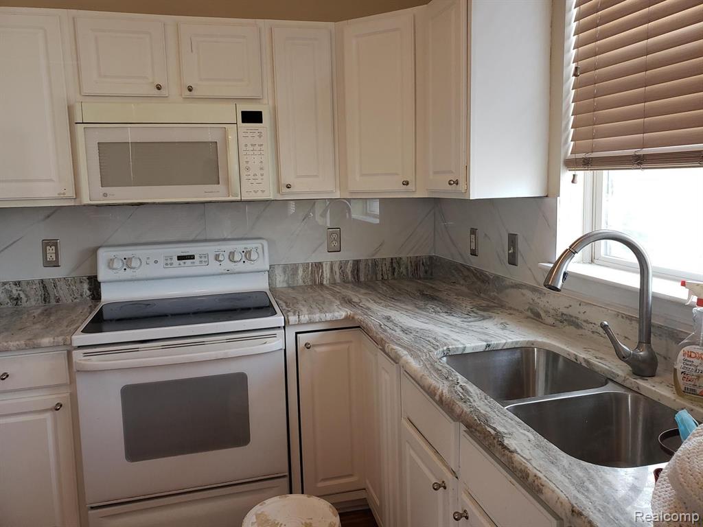 63 Pallister, Unit 9 Detroit, MI 48202 - Photo 2 of 9