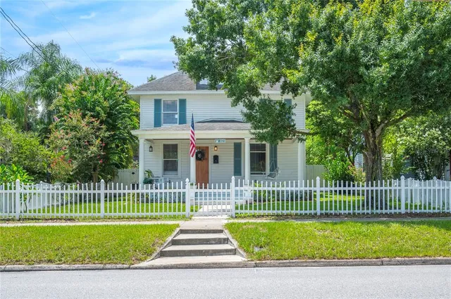 a view of a house with a small yard and a small yard