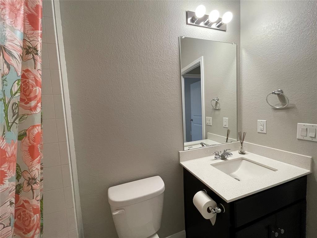 6717 Ranchito Drive Austin, TX 78744 - Photo 17 of 28 Secondary bathroom is conveniently located by the secondary bedrooms for easy access.